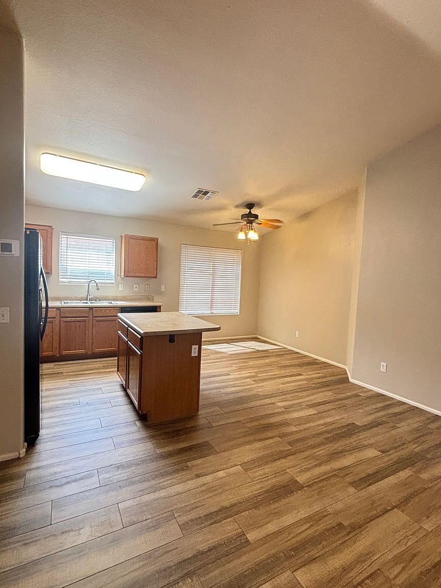 22742 N Davis Way photo 3