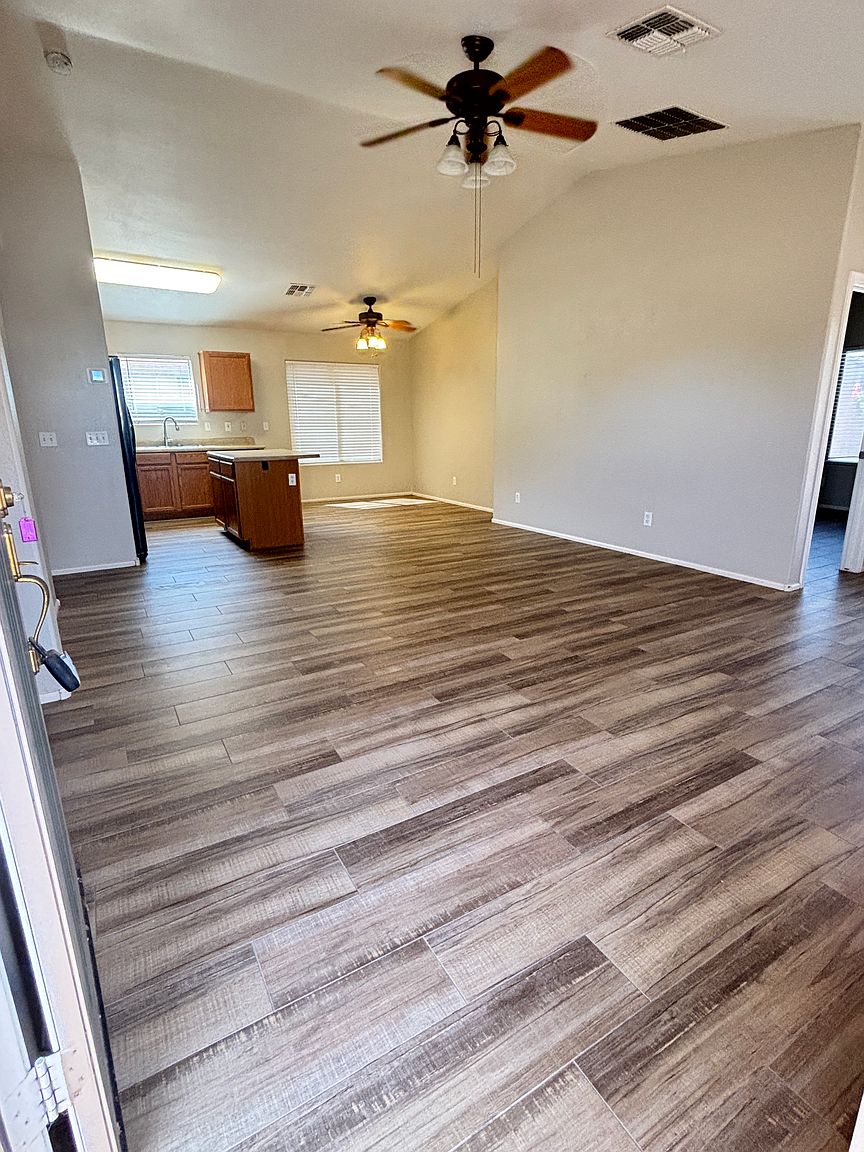 22742 N Davis Way photo 4