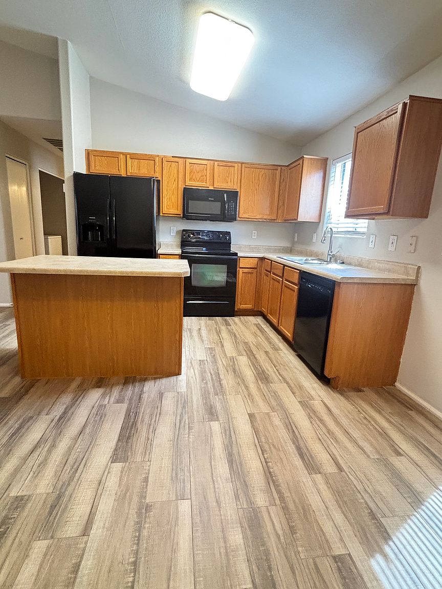 22742 N Davis Way photo 5