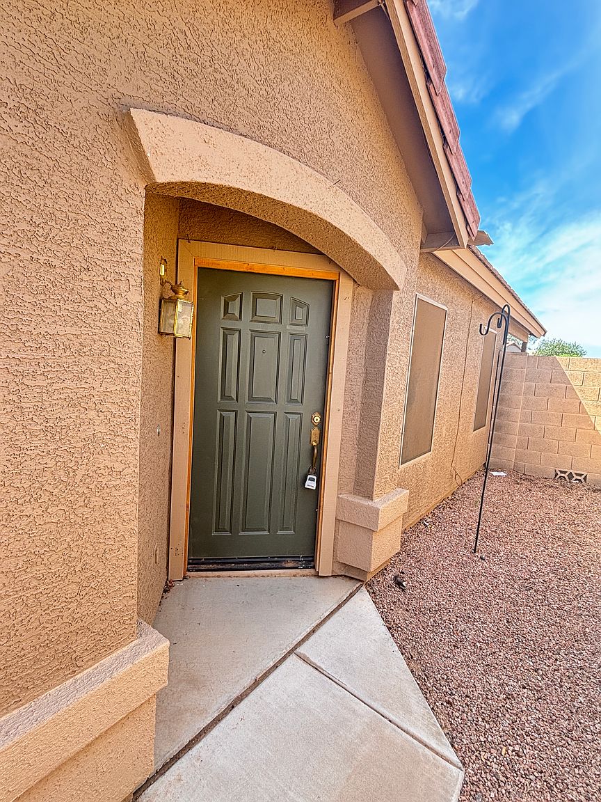 22742 N Davis Way photo 2