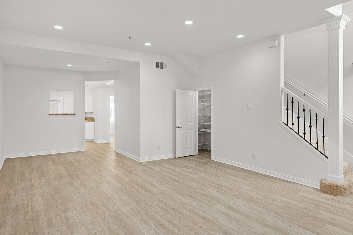 350 Nutmeg St photo 2