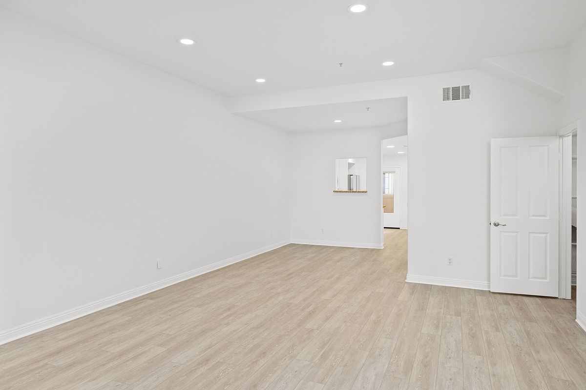 350 Nutmeg St photo 5