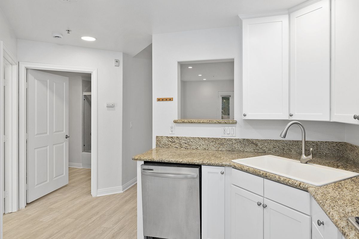350 Nutmeg St photo 4