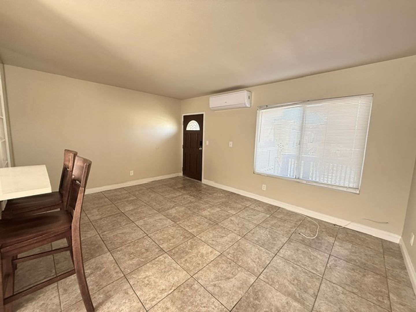 565 Moss St photo 4