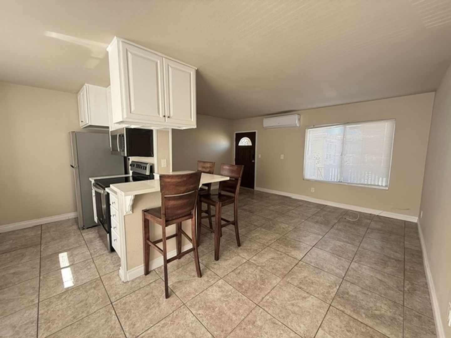 565 Moss St photo 3