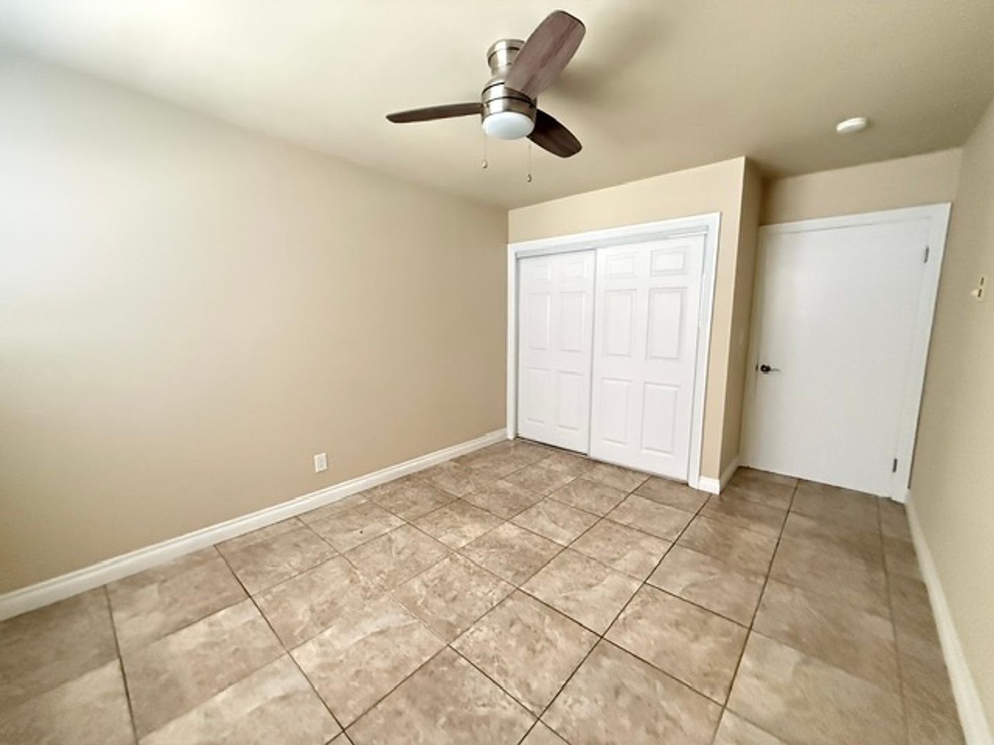 565 Moss St photo 5