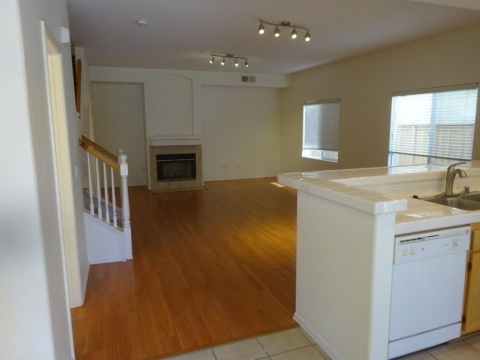 1420 Burgundy Dr photo 2