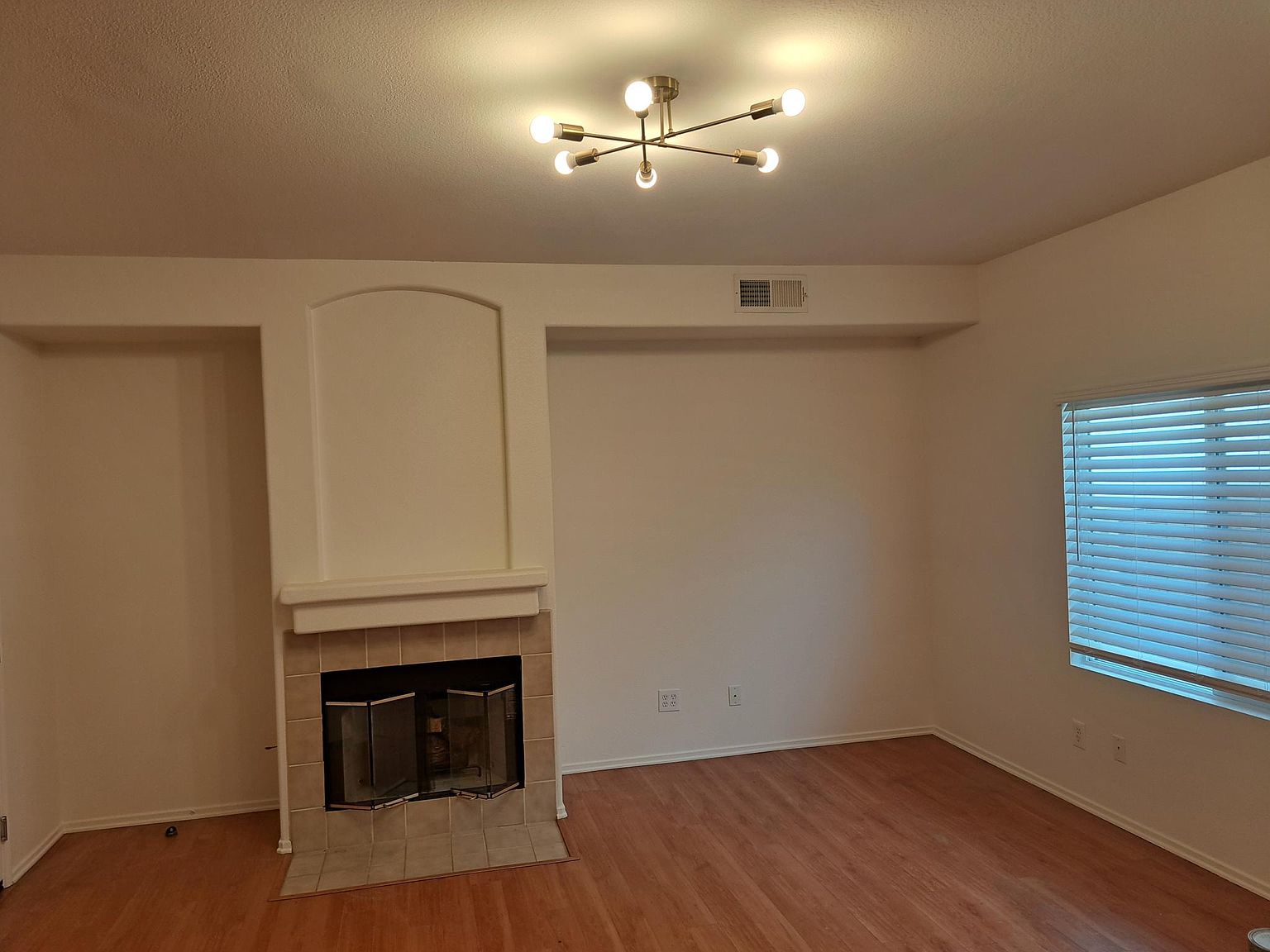 1420 Burgundy Dr photo 3