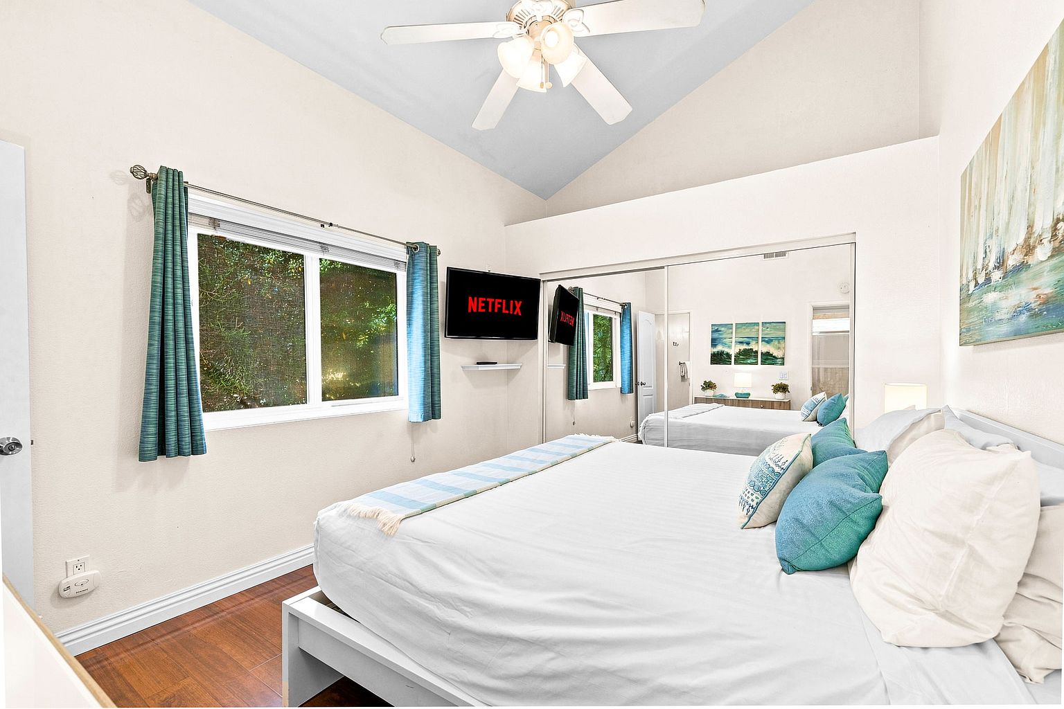 3843 Riviera Dr photo 4
