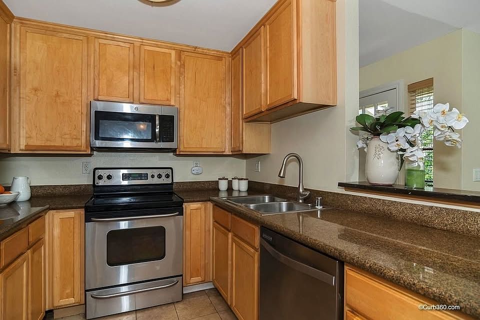 3555 Grove St photo 3