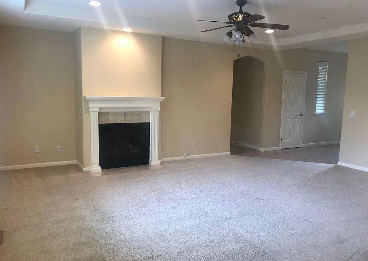 7976 Creekside Dr photo 2