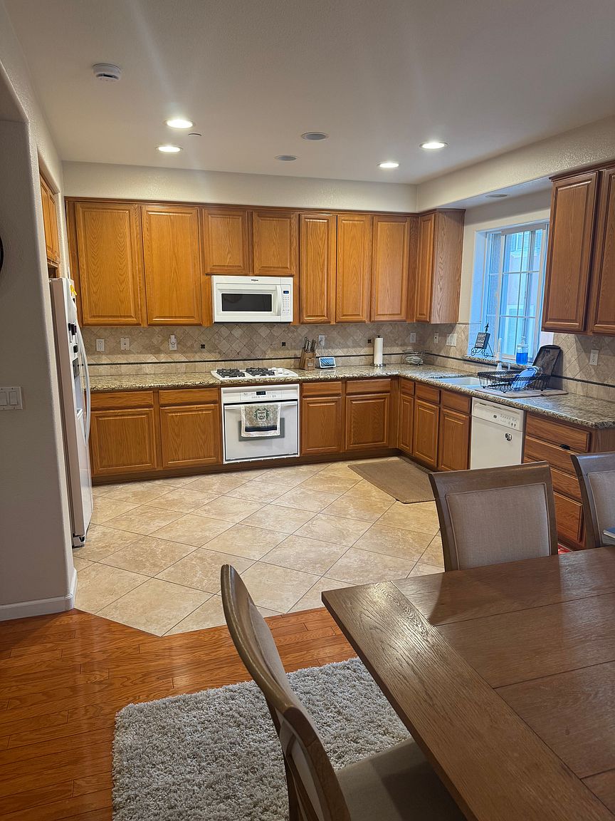 593 Adeline Ave photo 4