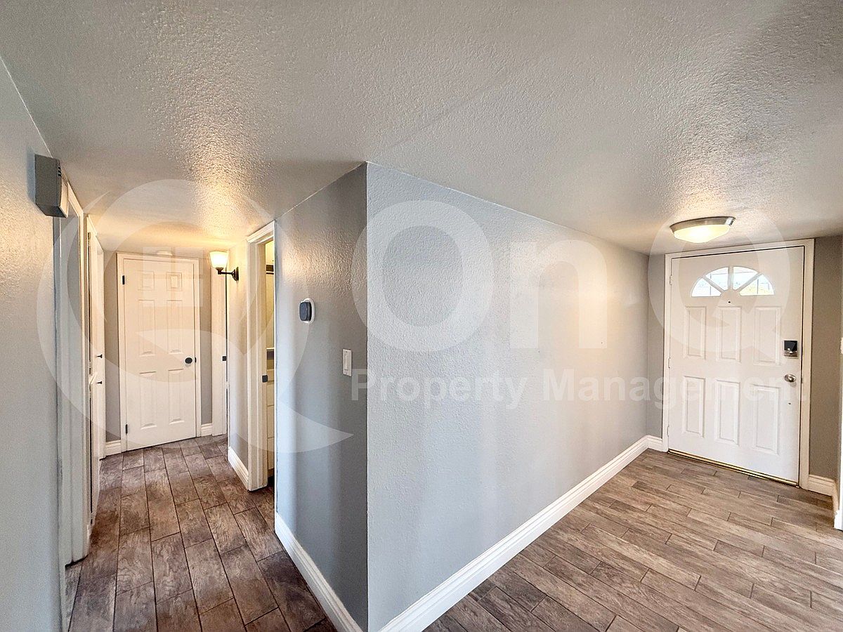 8432 E Holly St photo 3