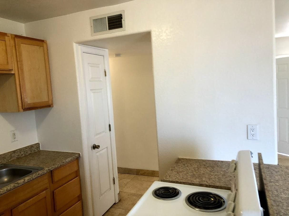 2318 E Atlanta Ave photo 5
