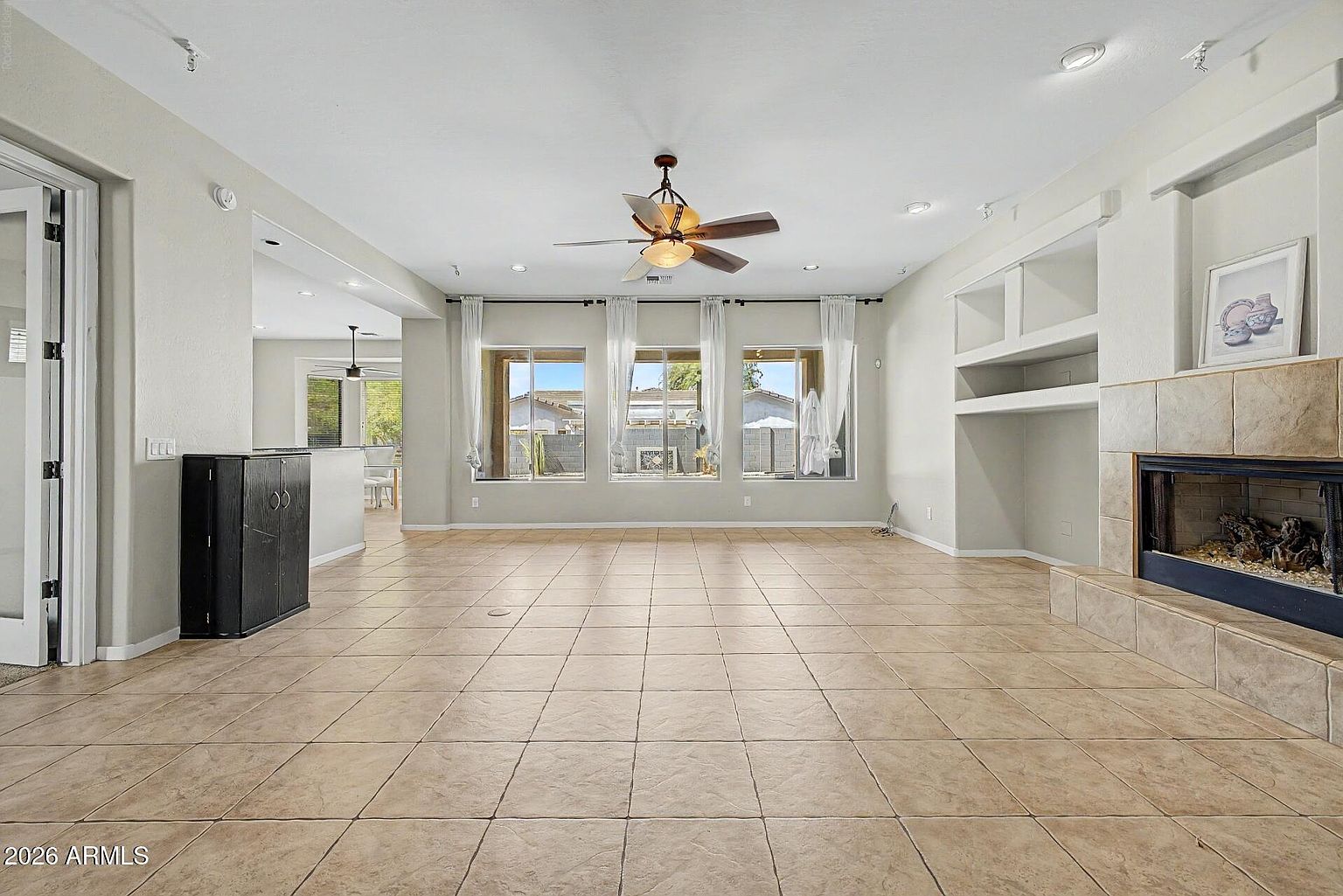 1902 E Desert Ln photo 4