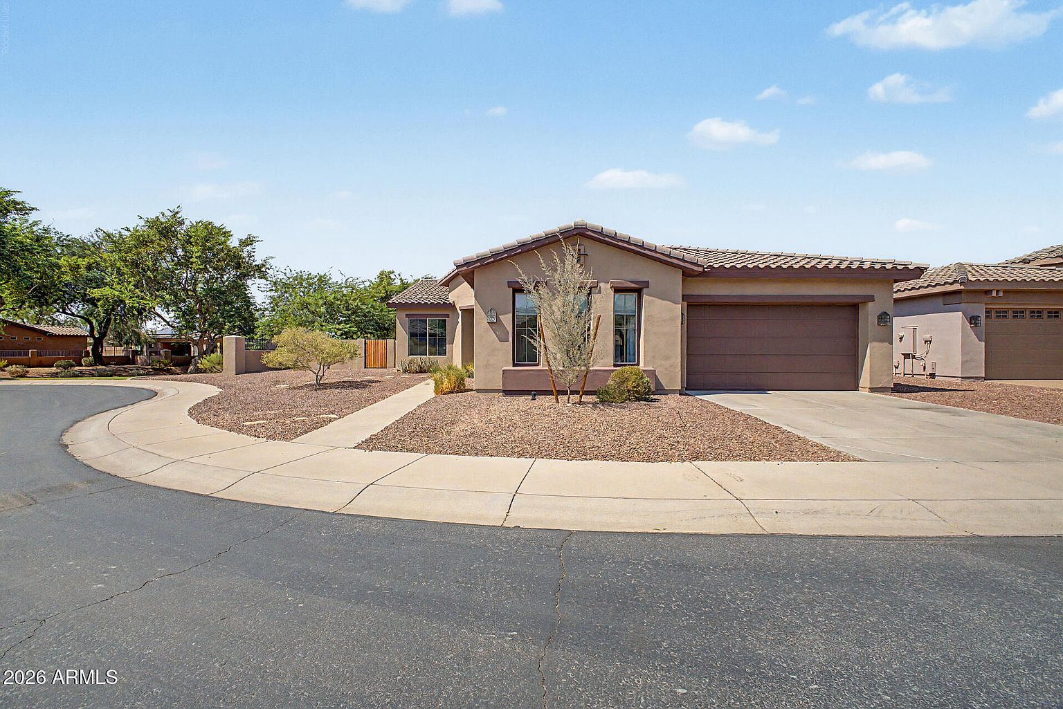 1902 E Desert Ln photo 3