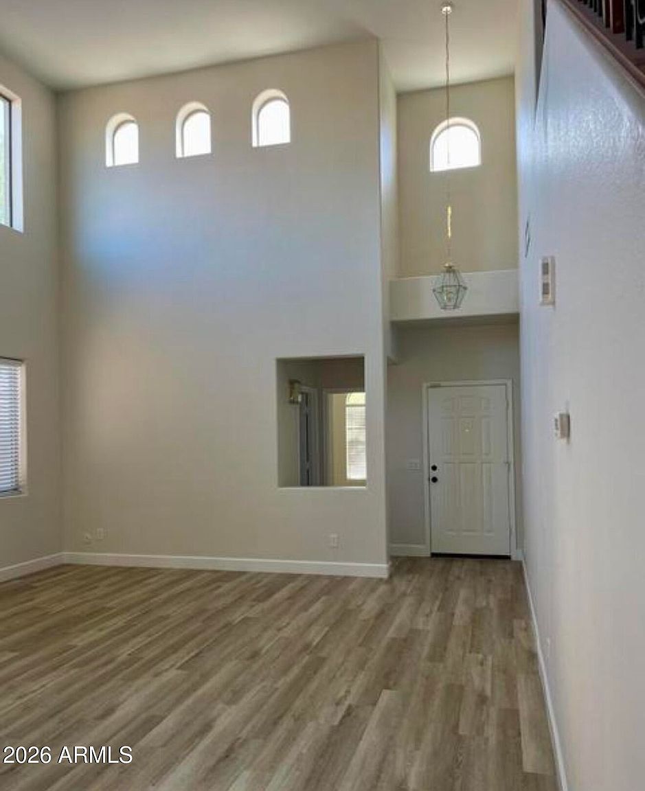 722 E Saddle Way photo 3