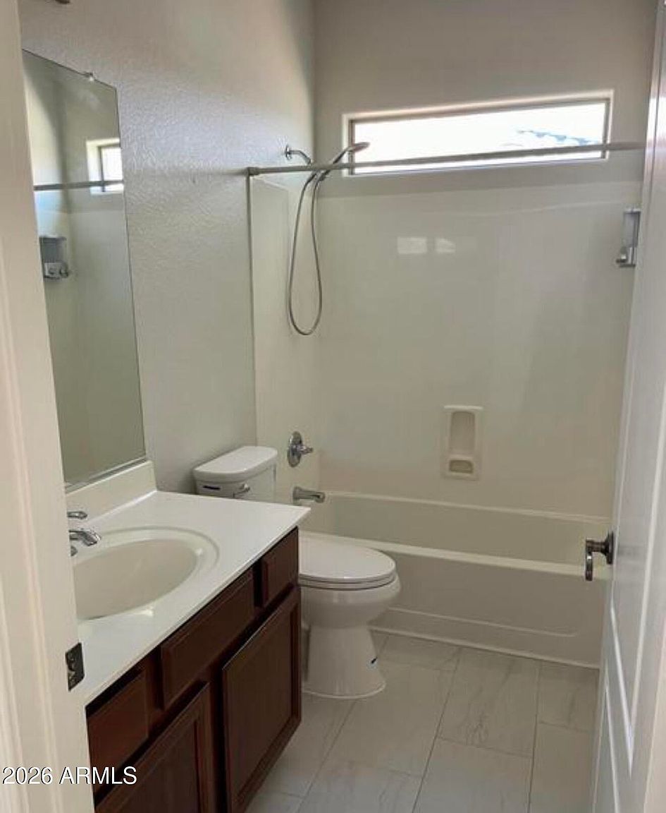 722 E Saddle Way photo 2
