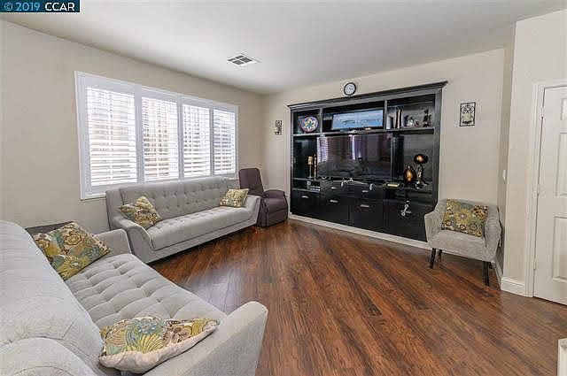 1080 Heritage Ct photo 2