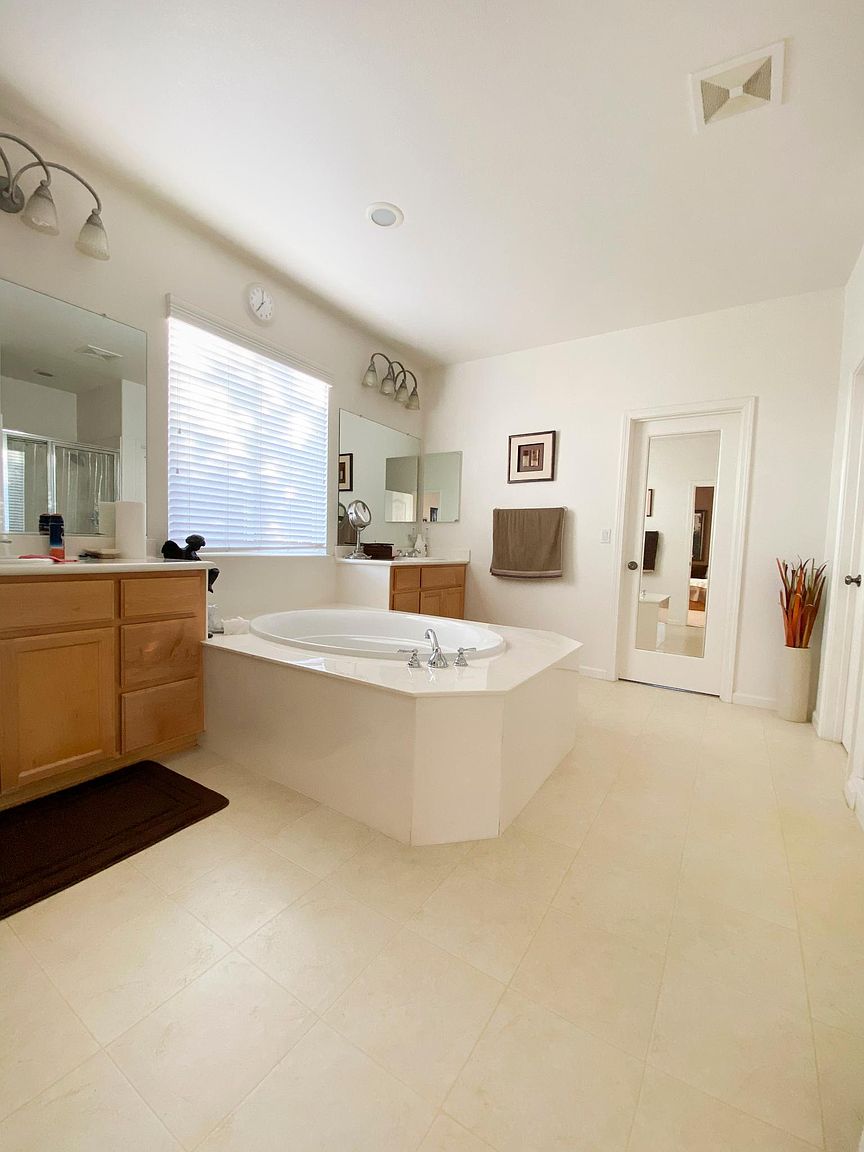 563 Adriatic Ct photo 3
