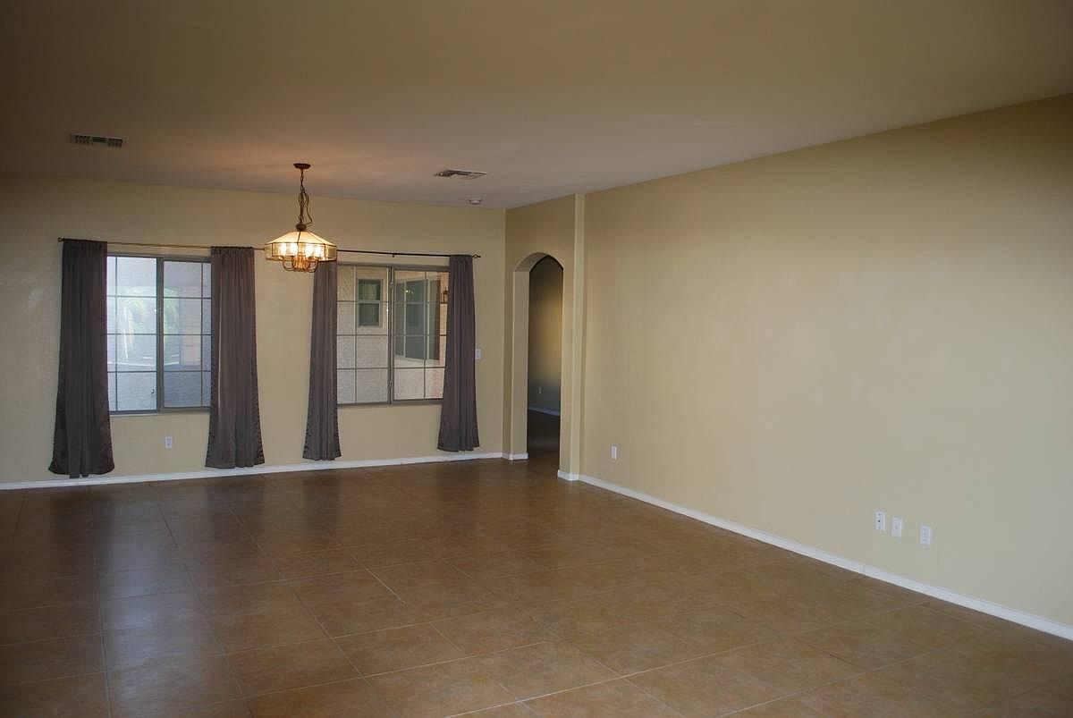 16037 W Custer Ln photo 4