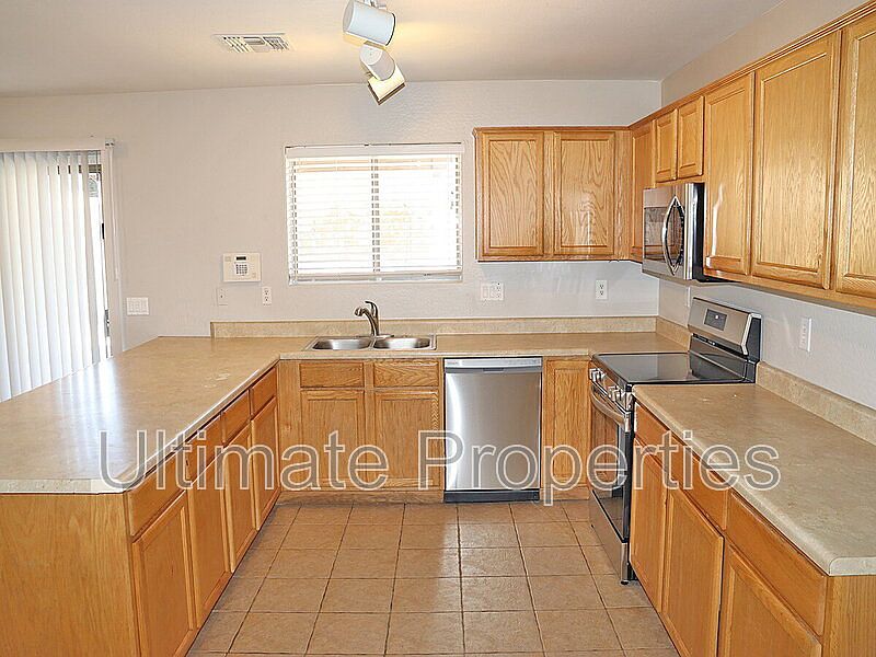 7928 W Florence Ave Phoenix, AZ 85043 photo 3