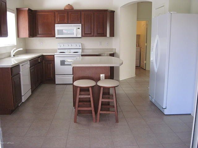 2721 E Le Grand Loop photo 4