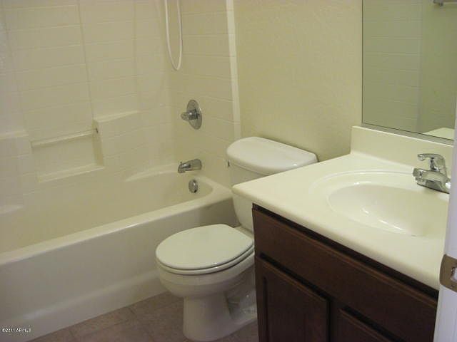 2721 E Le Grand Loop photo 3