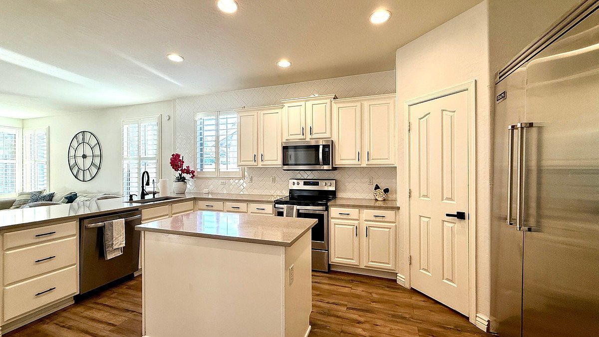 3927 E Andre Ave photo 2