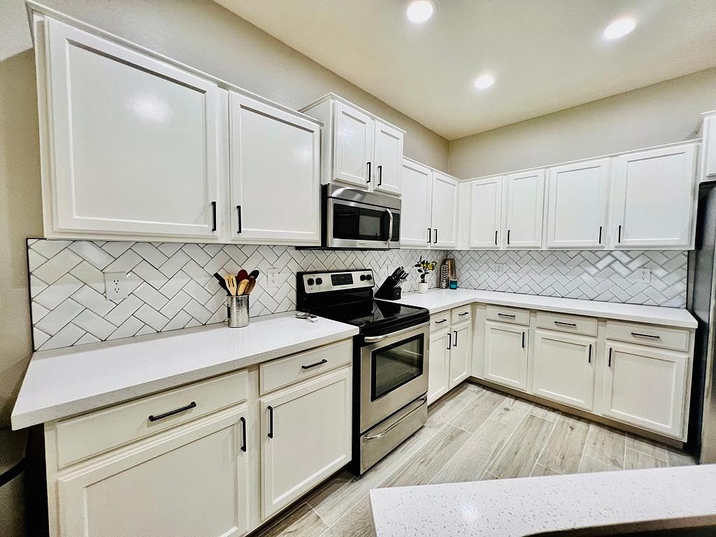 492 E Rainbow Dr photo 3