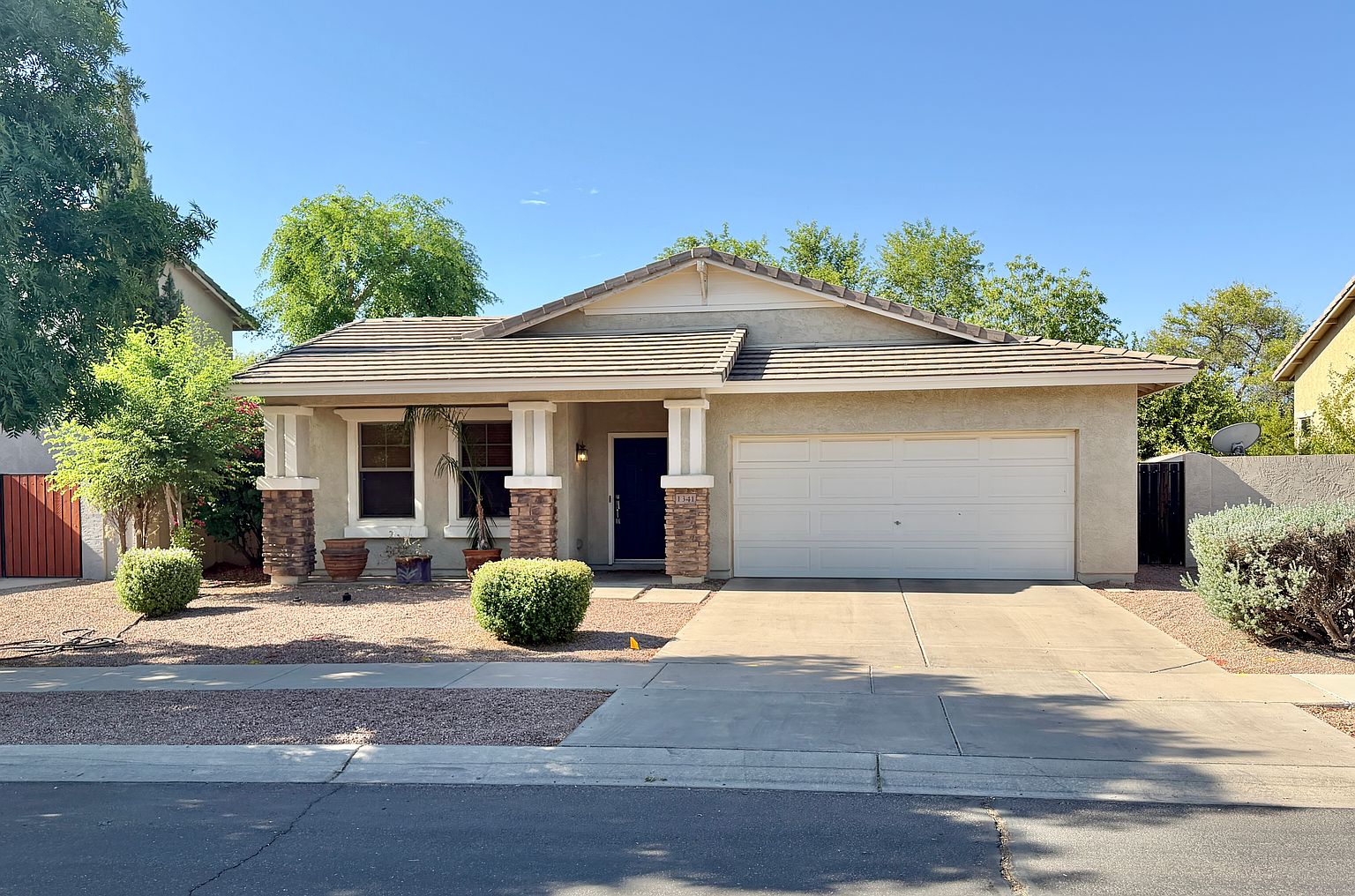 1341 E Strawberry Dr photo 2