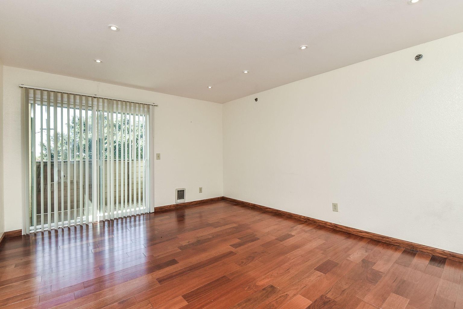 675 Newbury Ln photo 3