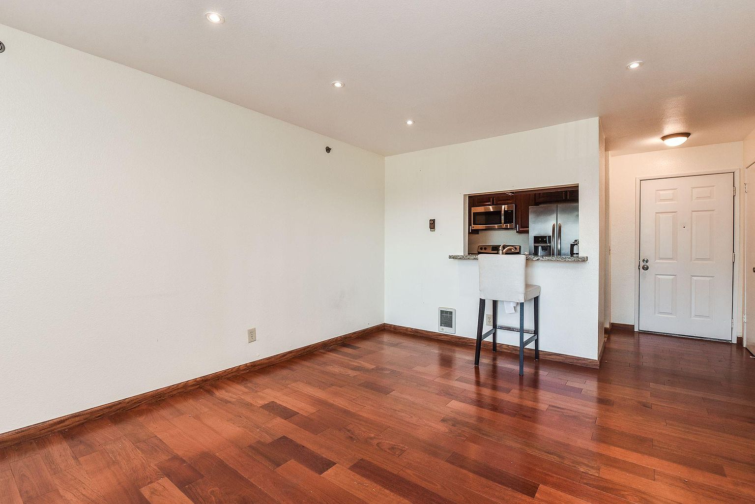 675 Newbury Ln photo 4
