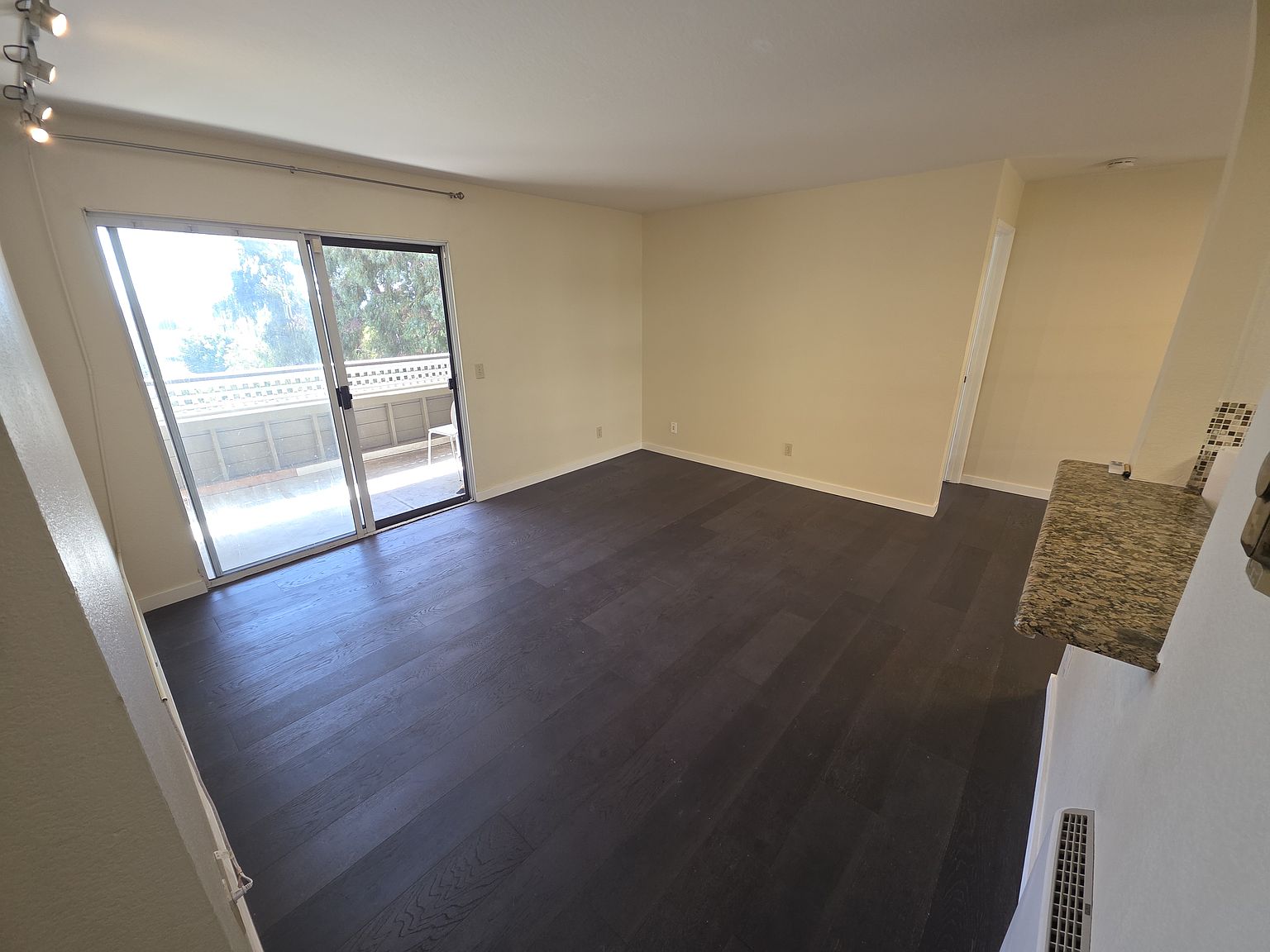 673 Royston Ln photo 2