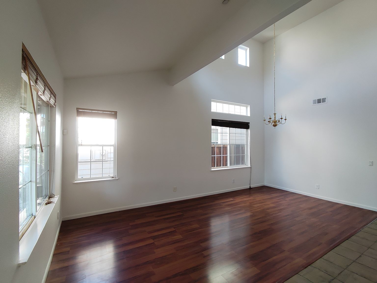 216 Lawrence Ln photo 2