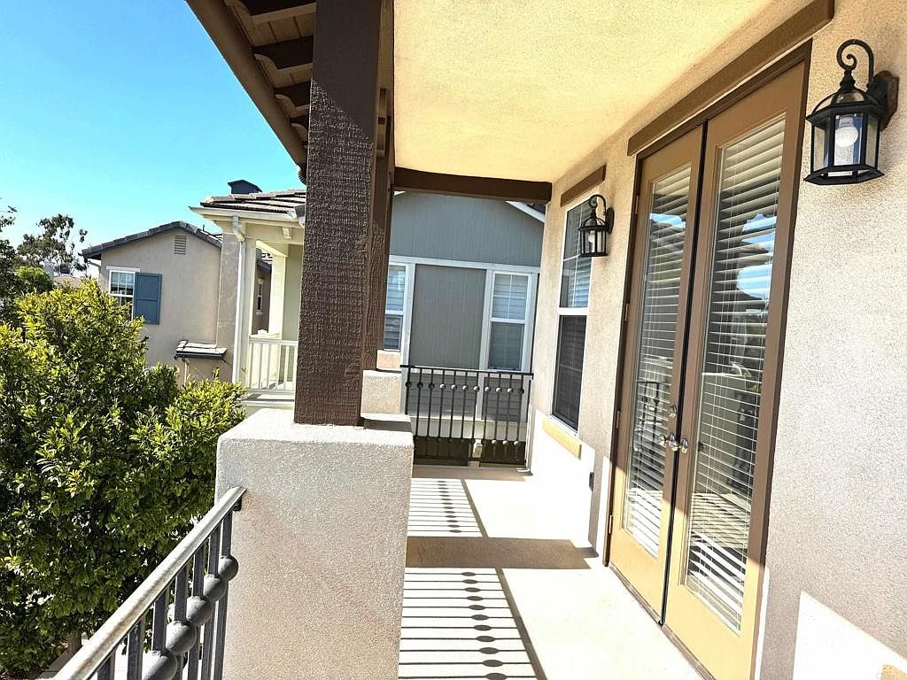 653 Beach St photo 4
