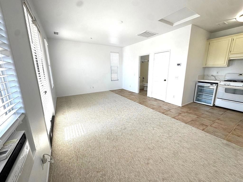 653 Beach St photo 2