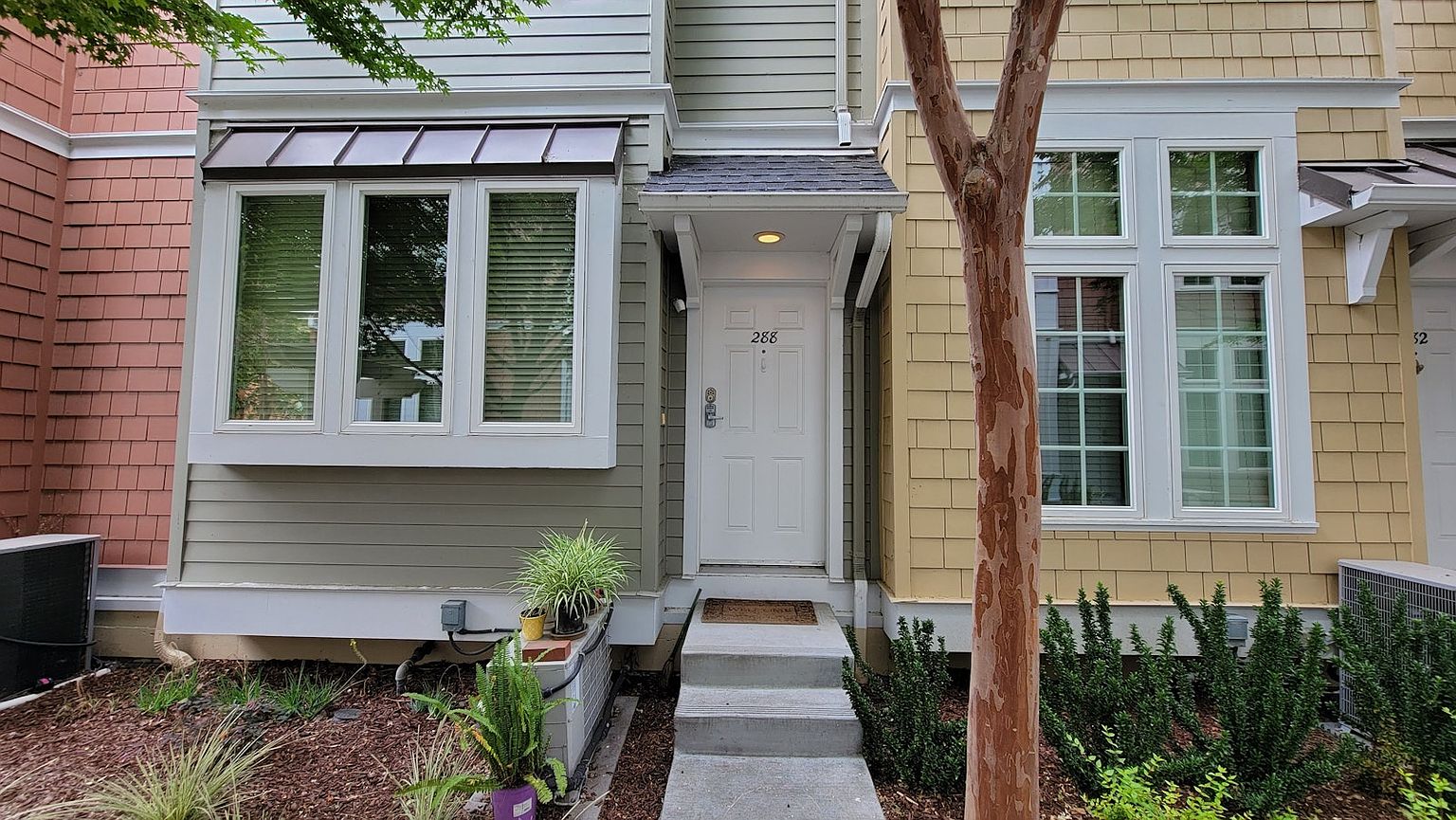 288 Kentdale Pl photo 2
