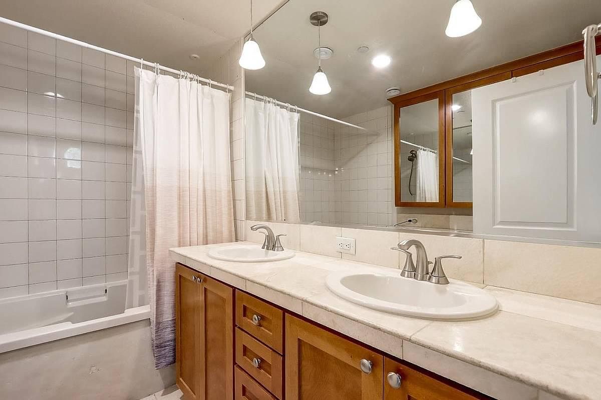 259 Kentdale Pl photo 4