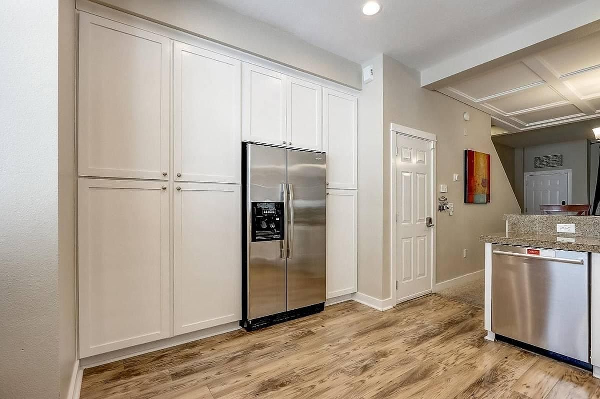 259 Kentdale Pl photo 3