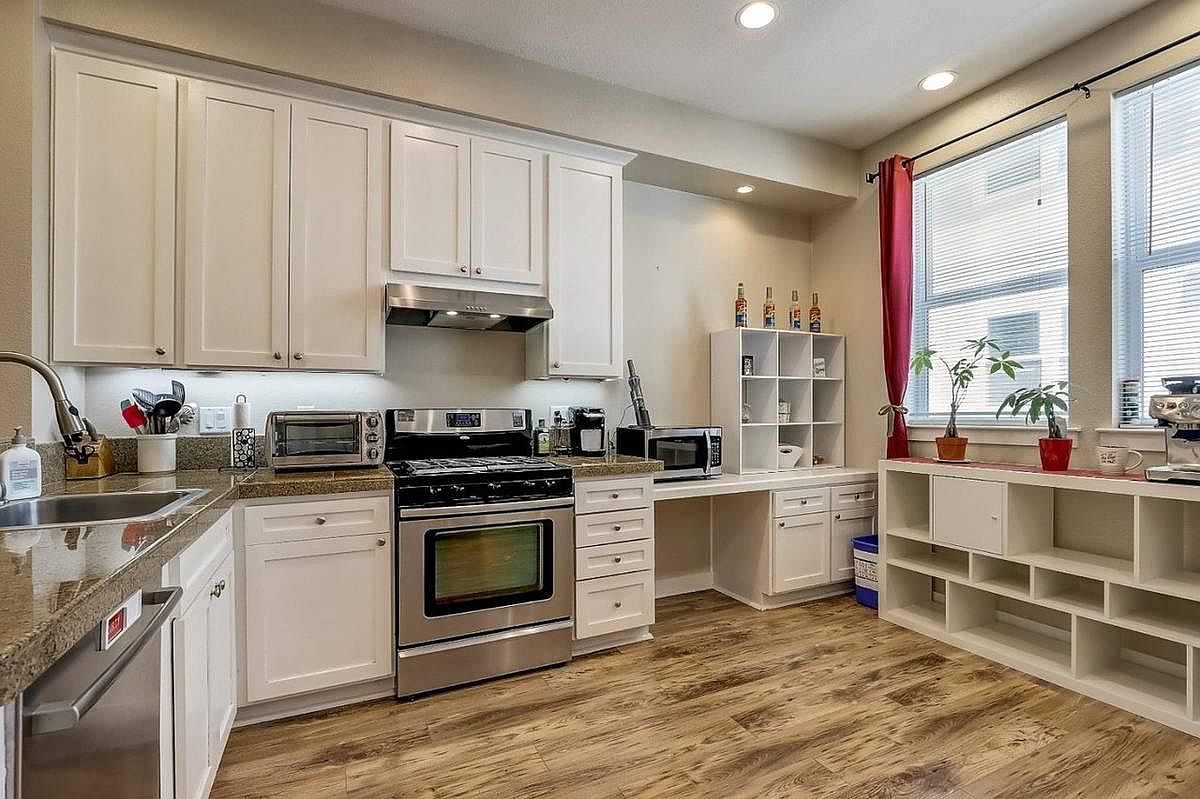 259 Kentdale Pl photo 2