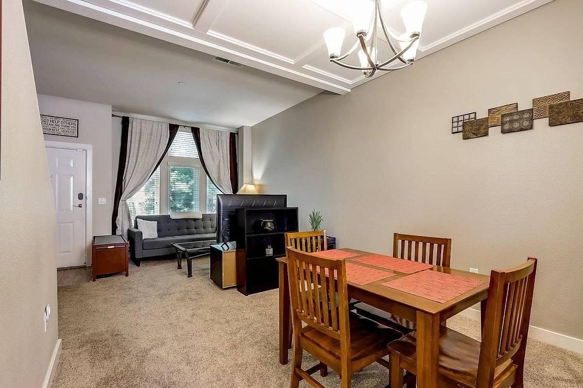 259 Kentdale Pl photo 5