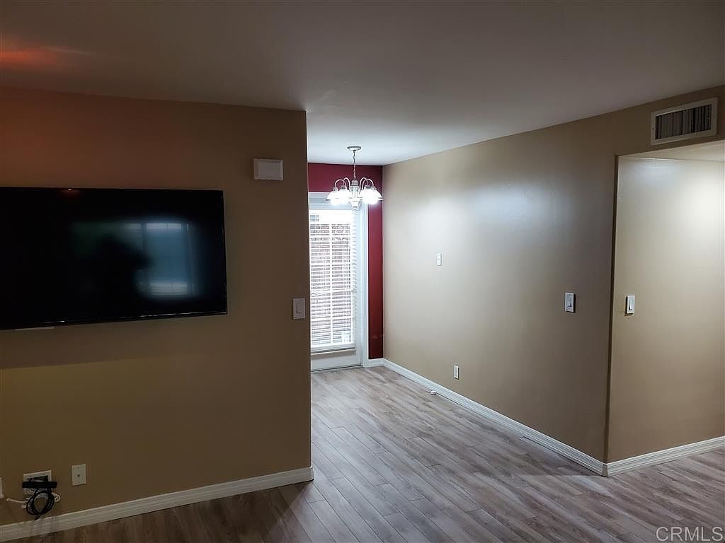 Beautiful 2bd/2ba W/ A/c And Reserved Parking In Normal Heights! photo 3