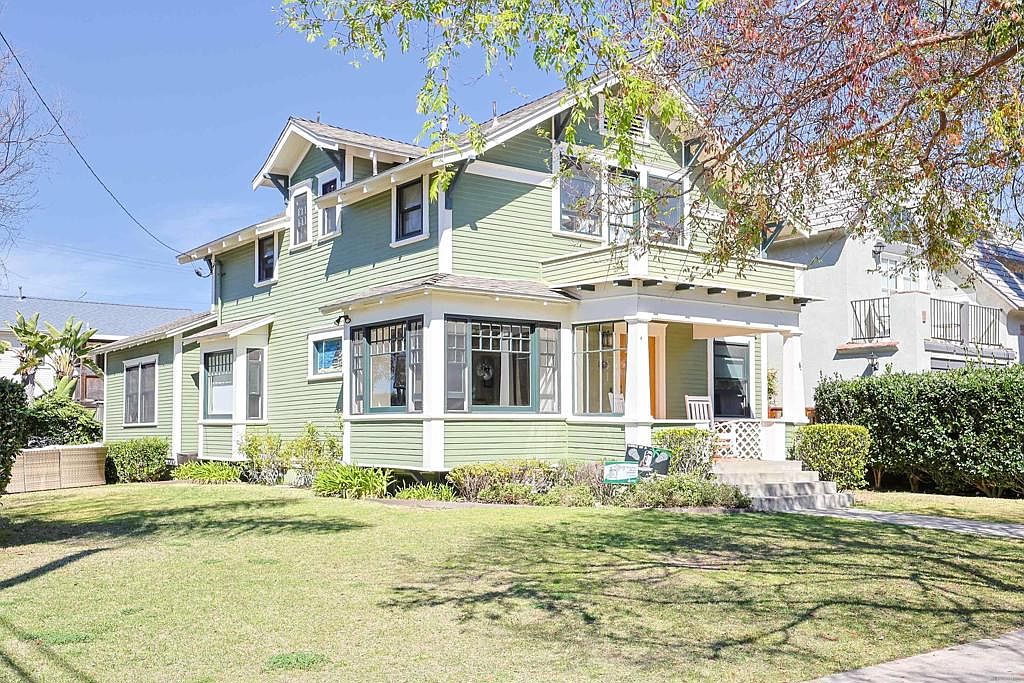 576 E Ave photo 2