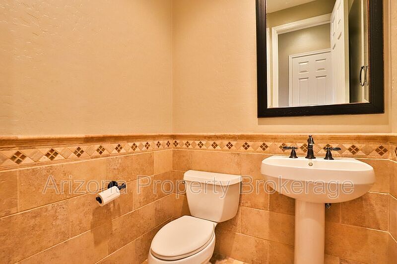 2021 W Gloria Ln photo 3