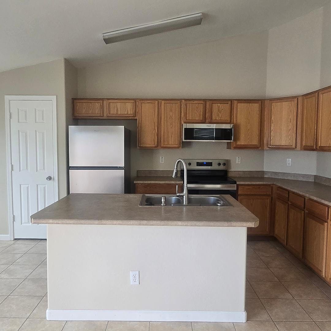 3411 W Sunland Ave Phoenix, AZ 85041 photo 2