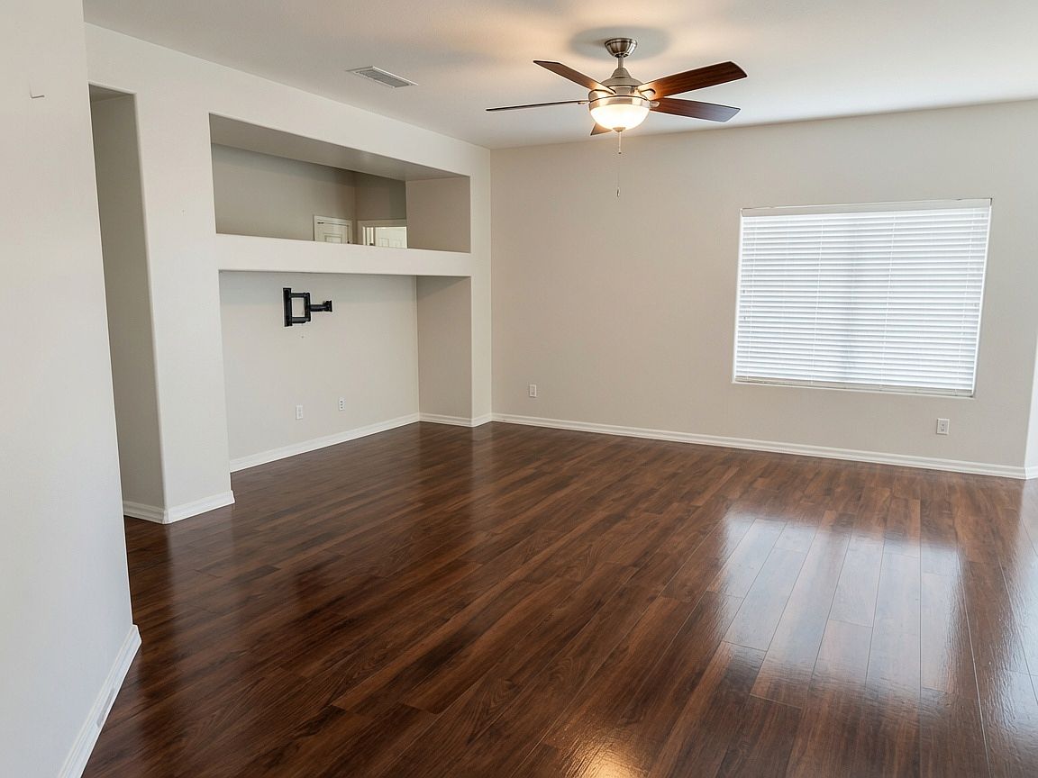 25591 W Saint Catherine Ave photo 4