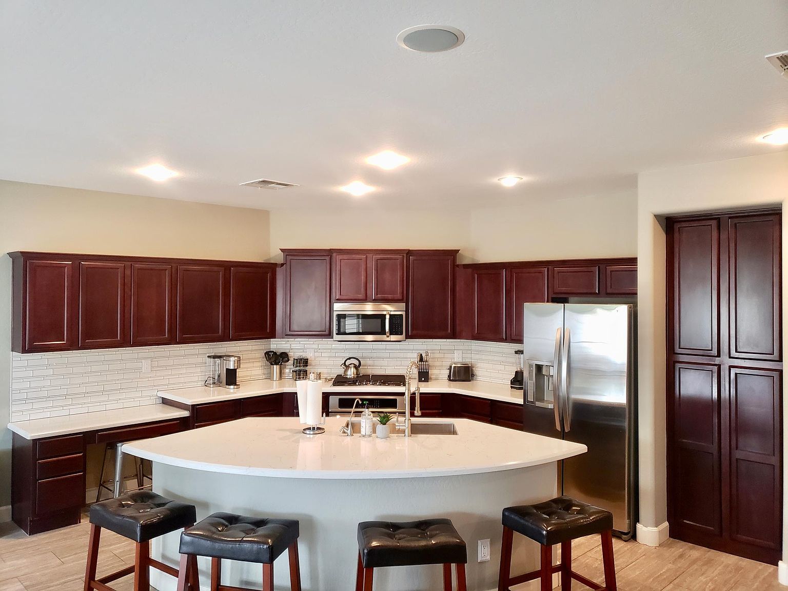 381 W Wisteria Pl photo 4