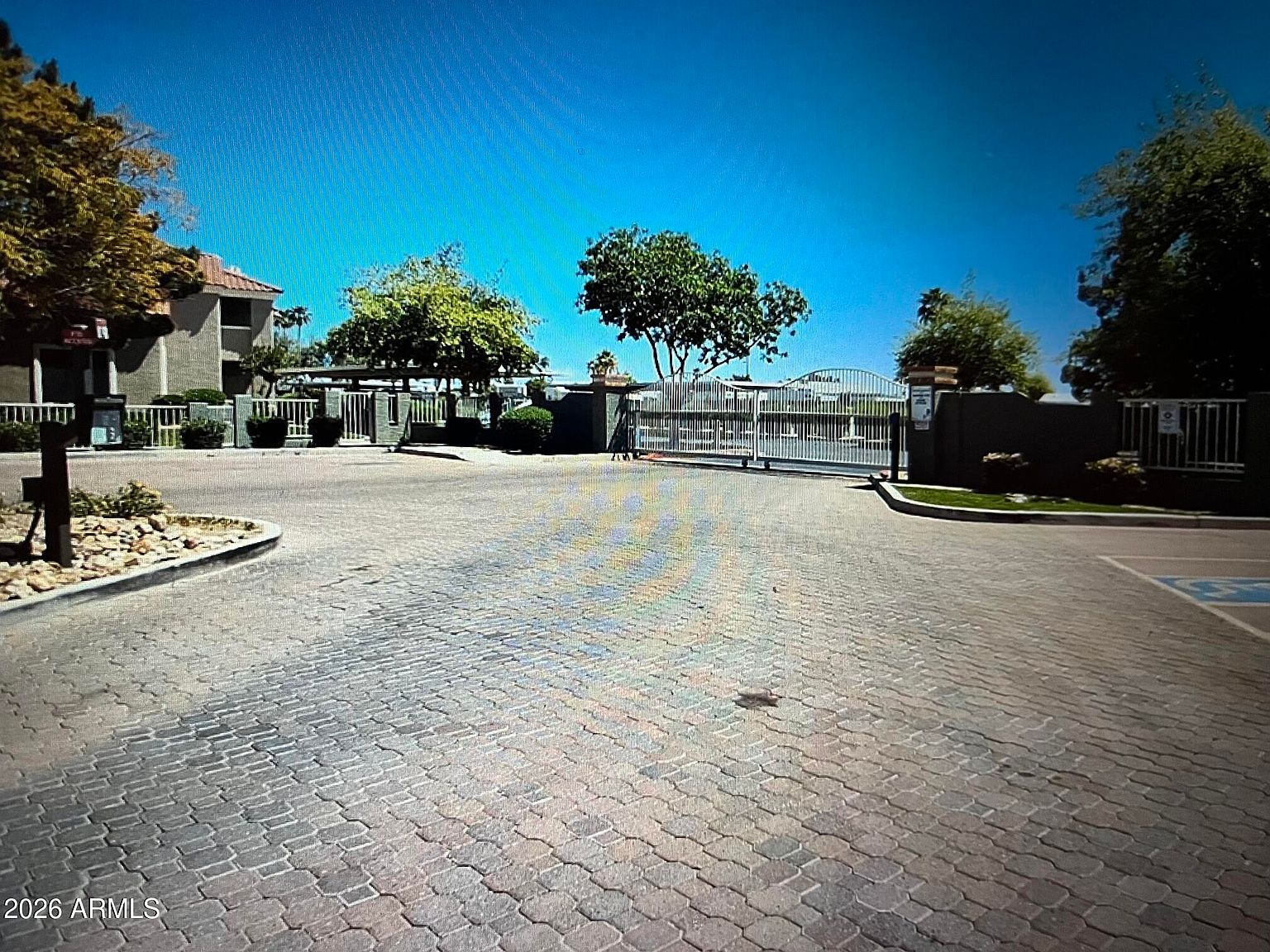 2929 W Yorkshire Dr photo 3