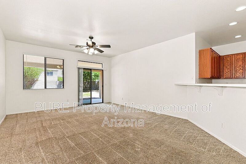 1136 E Nickleback St photo 4